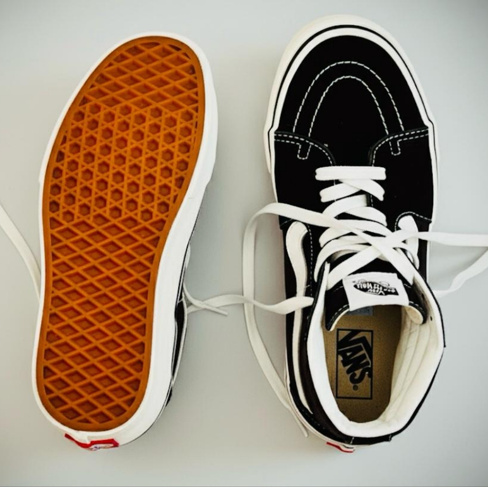 VANS HIGH TOPS, HI PLATFORM:1.5". MEN'S S:6, WOMEN'S S:7.5. BLACK CANVAS & SUEDE - Picture 3 of 3